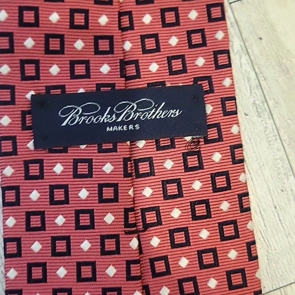 Brooks Brothers Necktie Makers Silk USA Foulard Geometric Pink Preppy 56‎ Tie